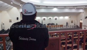 Salah seorang perwakilan dari serikat buruh saat mengawal jaannya sidang penetapan Perda Ketenagakerjaan di ruang sidang paripurna DPRD Kabupaten Bekasi, Rabu (10/08).