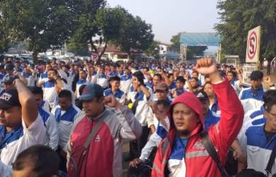 Sekitar 530 orang karyawan PT Suzuki Indomobil Motor saat melakukan aksi unjukrasa di di depan pabrik PT Suzuki Indomobil Motor Plant Tambun, Kamis (25/07) pagi.