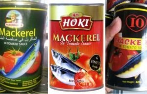 Tiga produk ikan sarden kalengan yang bercacing. (ki-ka) Farmer's Jack, Hoki, dan IO. Foto: Istimewa