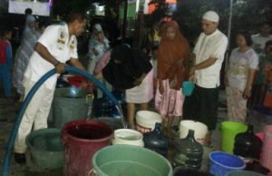 Sekretaris Tim Pemenangan Junaedi - Caleg DPRD Kabupaten Bekasi dari Dapil 6, Taufik saat menyalurkan bantuan air bersih untuk warga di perumahan Graha Cikarang, Kamis (11/04) malam.