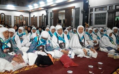 Calon Haji dari KBIH At-Taqwa saat berkumpul di Masjid Jami At-Taqwa, Kp. Ujung Harapan, Keluarahan Bahagia, Kecamatan Babelan, Minggu (04/09) dinihari