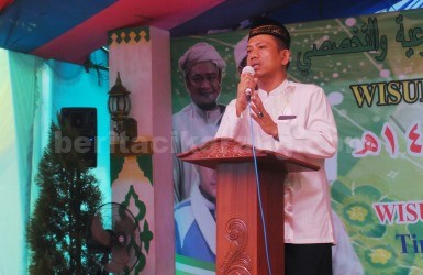 Camat Cibitung, Hasan Basri saat menghadiri prosesi wisuda santri Pondok Pesantren An Nawawi Al Islamy di Kp. Selang Bojong RT 05/01 Kelurahan Wanasari, Kecamatan Cibitung, Minggu (08/10) lalu.