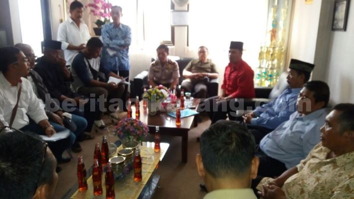 Perwakilan tokoh masyarakat saat melakukan mediasi di kantor Kecamatan Cikarang Barat, Senin (02/05).