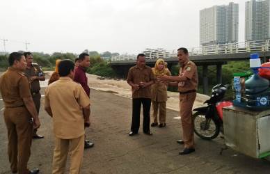 Camat Cikarang Selatan, Sopian Hadi saat melakukan kunjungan lapangan ke Kawasan Central Park Meikarta, Desa Cibatu Kecamatan Cikarang Selatan, Senin (14/01) siang.