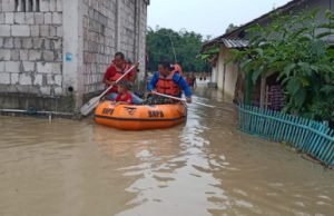 Camat Cikarang Pusat, Endin Samsudin saat meninjau rumah warga yang terdampak banjir di Kp. Parung Lesang RT 03/04, RT 03/05 dan RT 04/05 Desa Pasir Ranji, Kecamatan Cikarang Pusat, Sabtu (20/04).