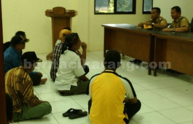 PJS Kepala Desa Sumber Sari, Aris Sadikin Asnawi, Camat Pebayuran, Nabrih Binin Saend saat memimpin rapat silaturahmi dengan aparatur pemerintahan Desa Sumber Sari, Kecamatan Pebayuran yang sudah memasuki masa Purna Bhakti, Senin 21 Maret 2016.