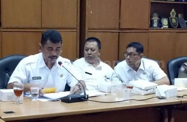 Kepala Dinas Penanaman Modal dan Pelayanan Terpadu Satu Pintu (DPMPTSP) Kabupaten Bekasi, Carwinda ketika menghadiri undangan Komisi I DPRD Kabupaten Bekasi perihal izin pembangunan Meikarta pada Rabu (30/08) lalu.