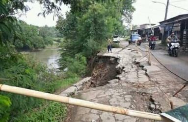 Jl. CBL yang amblas di di RT 02/02 Kampung Telar, Desa Muktiwari, Kecamatan Cibitung.