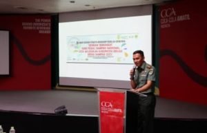 Komandan Distrik Militer 0509 Kabupaten Bekasi, Letnan Kolonel Jimmy Hutapea memberikan kata sambutan pada Workshop Sekolah Adiwiyata di pabrik Coca-Cola Amatil Indonesia (CCAI) Cikarang Barat.
