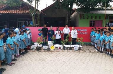 Edukasi penanaman pohon bersama CCAI dan para pelajar di SDN Sukadanau 05