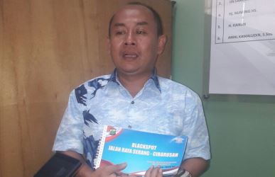 Anggota DPRD Kabupaten Bekasi, Cecep Noor saat menunjukan buku pemaparan jalur 'blackspot' di Kabupaten Bekasi yang dibuat Satlantas Polres Metro Bekasi, Rabu (02/08).