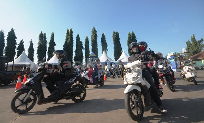 Para pemudik yang menggunakan kendaraan bermotor saat melintas di Check Point Kedungwaringin, Jalur Pantura Kabupaten Bekasi.