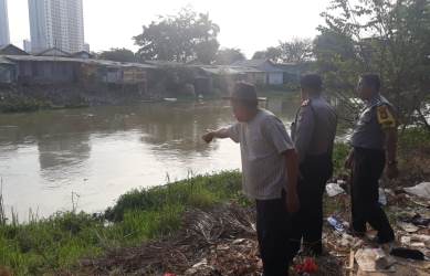 Anggota piket fungsi Polsek Cikarang Selatan pimpinan Padal Iptu Kliwon saat melakukan cek TKP penemuan mayat di Kp. Kamurang, Desa Pasir Sari, Kecamatan Cikarang Selatan bersama saksi, Sabtu (07/09) sore.