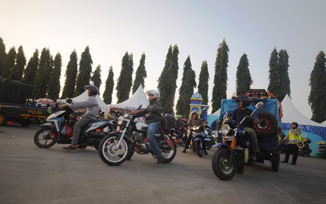 Para pemudik yang menggunakan kendaraan bermotor saat melintas di Check Point Kedungwaringin, Jalur Pantura Kabupaten Bekasi.