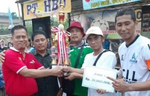 Camat Cikarang Selatan, Sofyan Hadi saat memberikan trophy kepada perwakilan tim Chibas CRL FC yang menjadi kampiun pada Turnamen Emek Jago Cup 2019, Sabtu (26/10).