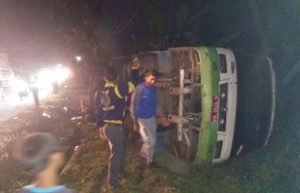 Bus Pemkab Bekasi bernomor polisi B 8791 WH yang terguling di Jl. Raya Jonggol – Cariu, Kp. Mengker, RT 04/02 Desa Sirnagalih Kecamatan Jonggol Kabupaten Bogor, Minggu (29/04) malam.