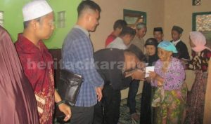 Ketua Umum Cibarusah Center, Ahmad Djaelani saat bersilaturahmi dengan warga dan membantu menyalurkan sedekah kepada puluhan anak yatim, piatu dan lansia di acara Gema Ramadhan 2016, Minggu (26/06).