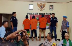 Tersangka SU (55), AW (22) dan SO (18) saat digelandang Jajaran anggota Kepolisian Sektor Cibarusah, Selasa (13/08)