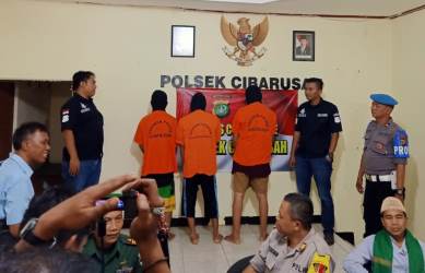 Tersangka SU (55), AW (22) dan SO (18) saat digelandang Jajaran anggota Kepolisian Sektor Cibarusah, Selasa (13/08)