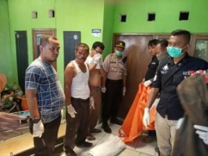 Jajaran anggota Polsek Cibarusah saat mengevakuasi jenazah korban MA, Selasa (22/10) kemarin.