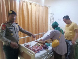 Anggota kepolisian saat mengecek kondisi korban yang mendapatkan perawatan medis di RS Medirosa Cibarusah, Jum'at (13/12).