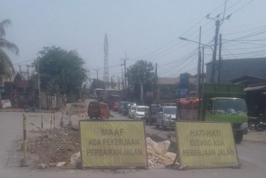 Sudah sekitar 3 pekan aspal ruas jalan yang rusak dibongkar, namun belum ada tanda-tanda pengerjaan perbaikan hingga sekarang.