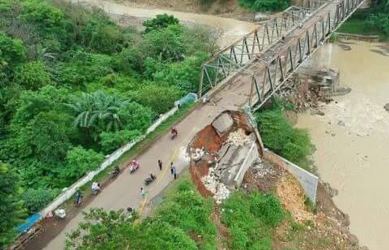 MAKIN PARAH: Tampak kondisi terkini jalan di depan Jembatan Cipamingkis Cibarusah, Minggu (25/03). Kendaran roda empat kini tak bisa melintasinya.