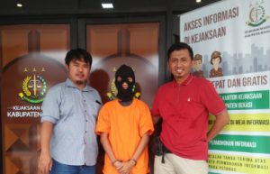 Pelimpahan kasus tersangka curanmor berinisial AJ (19) warga Kp. Sahbandar RT 001/002 Ds. Sahbandar Kecamatan Kertajati, Kabupaten Majalengka dari petugas Kepolisian Sektor Cibarusah ke Kejaksaan Negeri Kabupaten Bekasi, Senin (24/06).