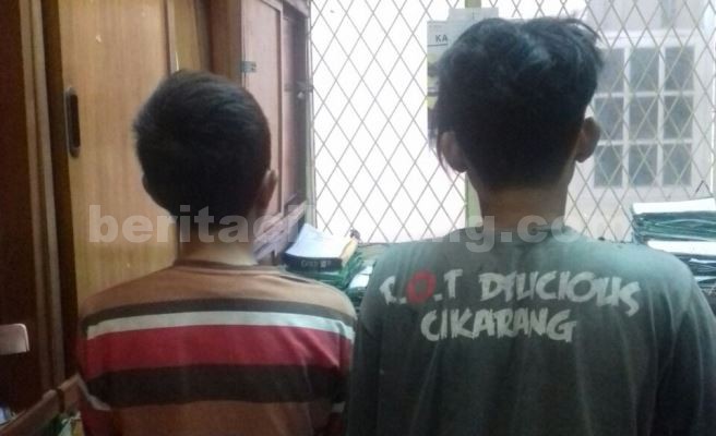 Kedua pelaku komplotan pencurian kendaraan bermotor, saat diamankan di Mapolsek Cikarang Barat, Senin (21/03).