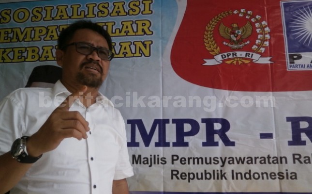 Daeng Muhammad saat mensosialisasikan nilai-nilai empat pilar kebangsaan di Desa Wanasari, Kecamatan Cibitung, Minggu (17/04).