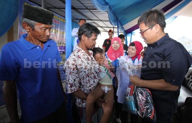 Daeng Muhammad saat menyerahkan santunan berupa bingkisan kepada peserta sunatan massal, Minggu (15/05).