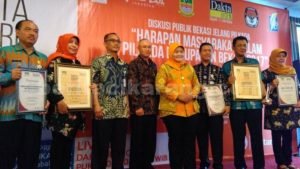 BPPKB, Disdukcapil dan Bappeda, 3 SKPD Kabupaten Bekasi, yang mendapat penghargaan di acara Dakta Award, Kamis (28/04).