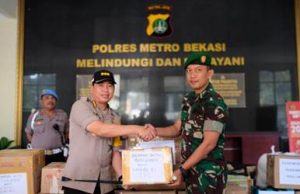 Dandim 0509/Kabupaten Bekasi, Letkol Arh Henri Yudi Setiawan saat menerima bantuan untuk korban gempa lombok dari Bhayangkari Polres Metro Bekasi yang diberikan langsung oleh Kapolres Metro Bekasi, Kombespol Candra Sukma Kumara, Kamis (23/08) pagi.