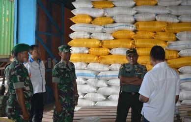 Danrem 051/WKT, Kolonel Inf Bobby Rinal Makmun mengunjungi Gudang Bulog Divreg Karawang – Bekasi, yang berlokasi di Kp. Warung Bongkok, Jl. Imam Bonjol, Kecamatan Cikarang Barat, Rabu (18/10).