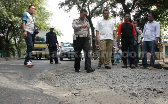 -Anggota DPRD Kab. Bekasi H. Daris, di dampingi Kanit Lantas Polsek Cikarang Barat Iptu Basuni tinjau lubang yang ada di Jl. Raya Arteri Cibitung.