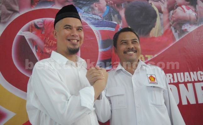 Ahmad Dhani berjabatan erat dengan Ketua DPC Gerindra Kabupaten Bekasi, Daris, Sabtu (30/07).