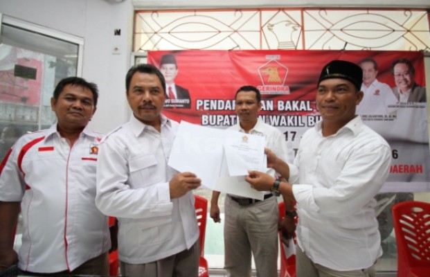 Bang Hade alias Bang Haji Daris saat mengambil formulir penjaringan Bakal Calon Bupati dan Wakil Bupati Gerindra dari Ketua Bappda DPC Gerindra Kabupaten Bekasi, M. Taufan.