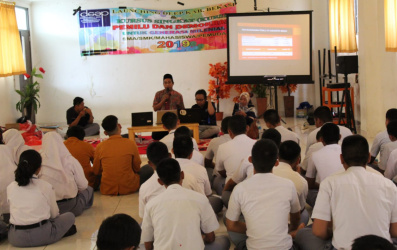 Kursus Singkat Pemilu dan Demokrasi untuk kalangan milenial yang diselenggarakan Democracy and Elektoral Empowerment Partnership (DEEP) Kabupaten Bekasi di Kampus STEBI Global Mulia Cikarang, Selasa (09/04).