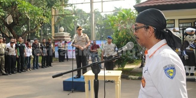 Ketua IOC Kabupaten Bekasi, saat mendengarkan himbauan dari Kapolresta Bekasi, Kombespol M. Awal Chairuddin saat kampanye keselamatan berlalu lintas dan deklarasi anti kejahatan di jalan, Sabtu (19/03).