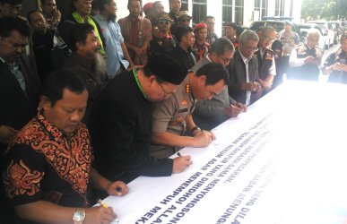 Penandatanganan kesepakatan di acara Deklarasi Damai pasca pelaksanaan Pemiihan Umum (Pemilu) serentak 2019 di halaman Polres Metro Bekasi, Senin (22/04).