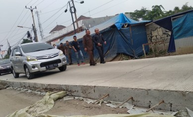 Peninjauan kondisi akses Jl. Cikarang Cibarusah menuju Delta Silicon 8 yang akan dibuka oleh Komisi III DPRD Kabupaten Bekasi, Selasa (03/02).