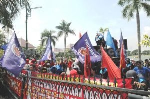 Peringati Hari Buruh Internasional, sedikitnya 25.000 buruh asal Kabupaten Bekasi bakal bergerak ke Jakarta guna memperjuangkan hak-hak mereka.