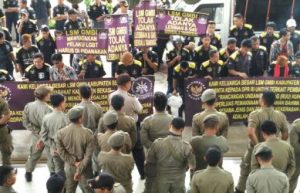 Aksi Tolak LGBT di halaman gedung DPRD Kabupaten Bekasi, Senin (12/02) pagi.