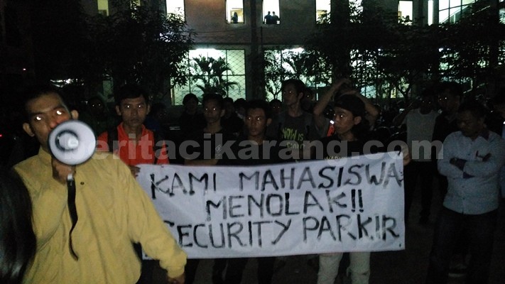 Aksi puluhan mahasiswa di depan SGC Cikarang sambil membentangkan spanduk bertuliskan Bupati Gagal Paham, Jum'at (13/05) sore.