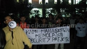 Puluhan Mahasiswa Pelita Bangsa Cikarang saat menggelar aksi unjuk rasa di halaman kampus, Minggu (27/03) sore.
