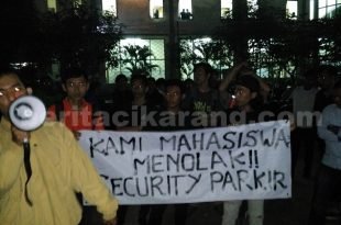 Puluhan Mahasiswa Pelita Bangsa Cikarang saat menggelar aksi unjuk rasa di halaman kampus, Minggu (27/03) sore.