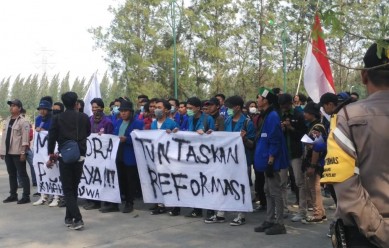 Puluhan mahasiswa gabungan dari berbagai kampus yang mengatasnamakan Aliansi Bekasi Bersatu saat melakukan orasi di gerbang Komplek Perkantoran Pemkab Bekasi sebelum masuk ke Gedung DPRD, Jum'at (27/09).