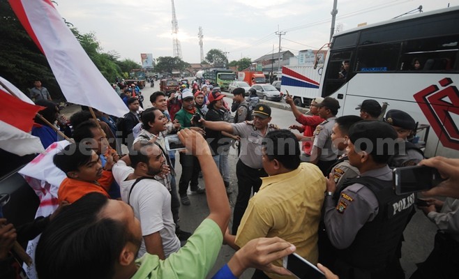 Aksi protes yang dilakukan Mahasiswa lantaran tidak terima aksinya dibubarkan secara paksa oleh polisi.