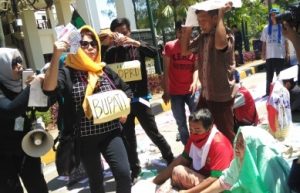 demo pasar baru cikarang tolak bot teaterikal