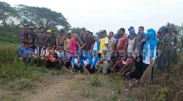 Camat Sukakarya, Edward Sutarman dan Kepala Desa Sukakarya, Jhoni Fahamsah foto bersama dengan tim 'bebersih' di TPU Desa Sukakarya, Jum'at (06/03) pagi.